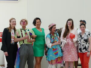 Gruppenbild. Politikerinnen und Klinikclowns stehen  nebeneinander.
