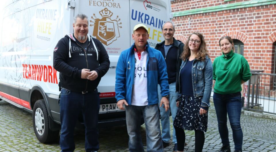 Transporter für Ukraine-Hilfe an AWO Bezirksverband Potsdam übergeben
