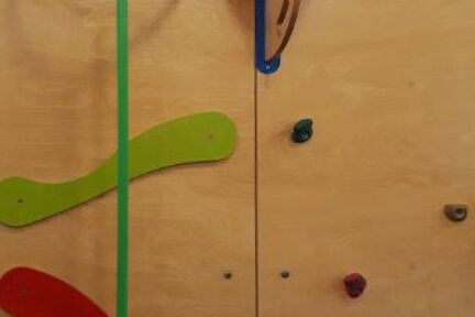 Eine Kletterwand.