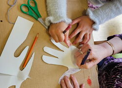 Gemeinsames Basteln im Seniorenheim Ein Vormittag der Generationen