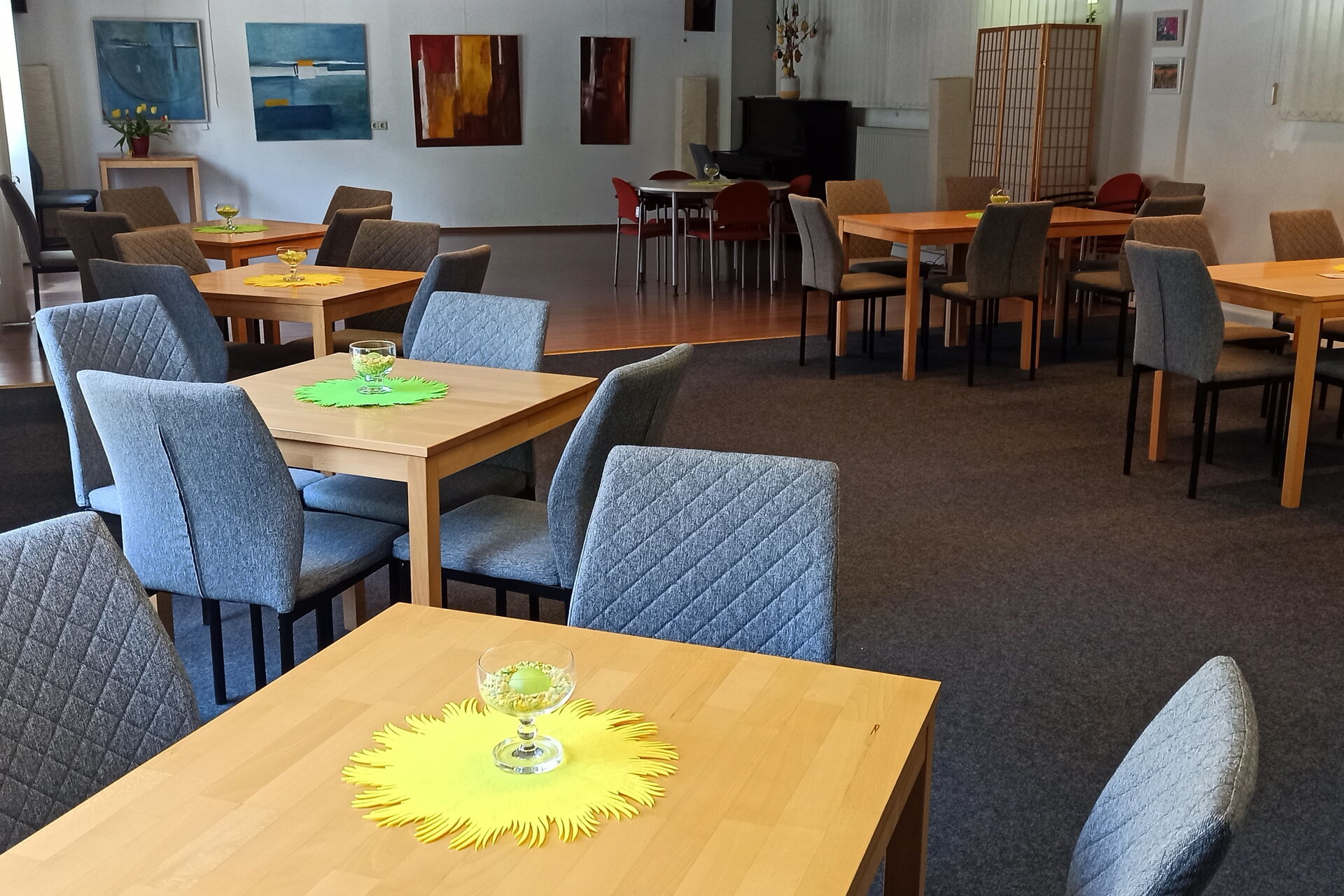 Tische mit Stühlen in einem Café.
