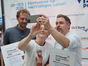 Die Preisträger des Potsdamer 15. Klimapreises bei einem Versuch, ein Selfie zu machen