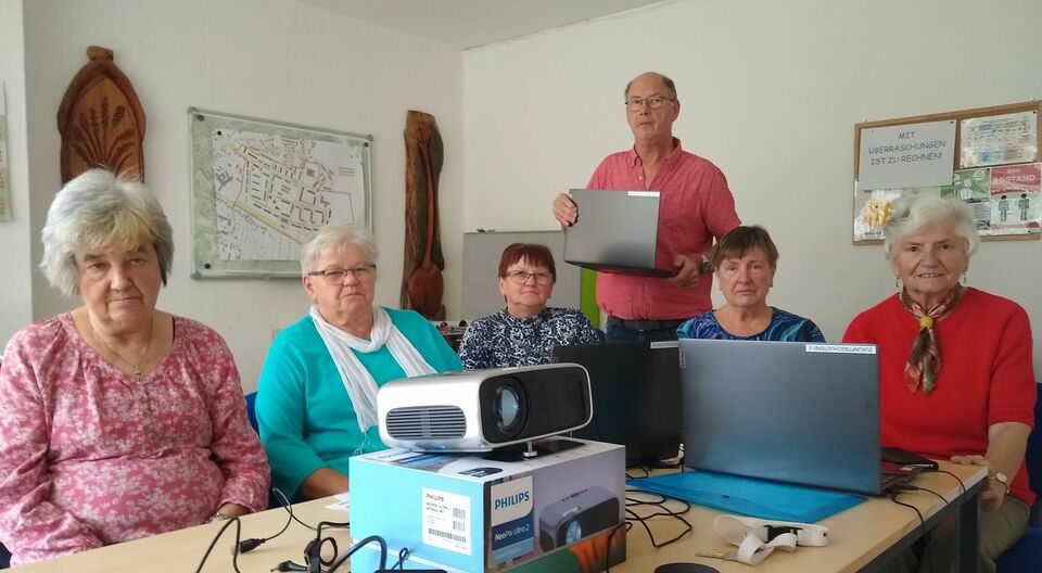 Selbsthilfegruppe bringt Senior*innen das Surfen bei