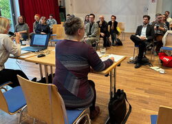 Junge Menschen zwischen den Stühlen