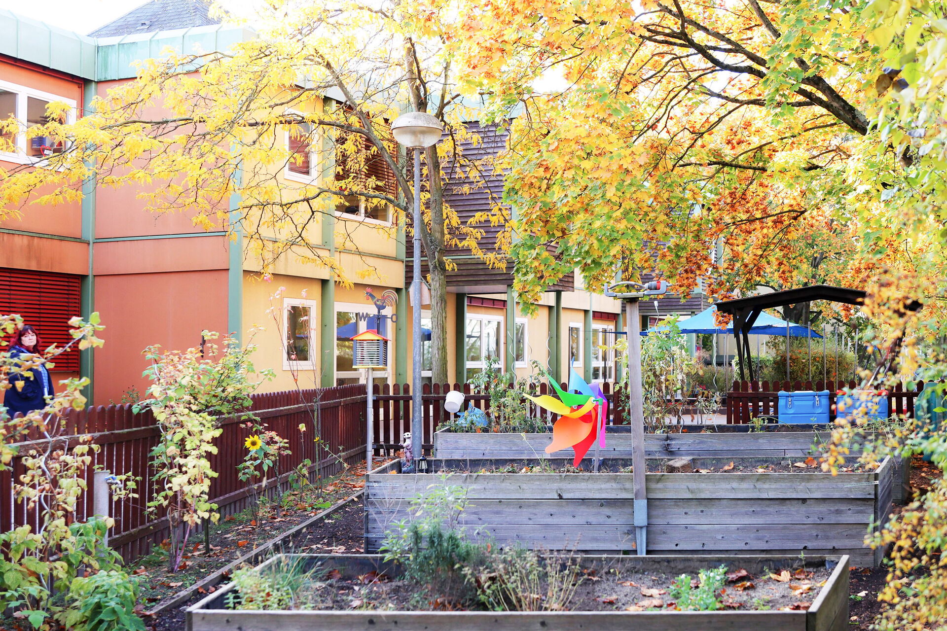 Gemüsebeete vor einer Kita. Es ist Herbst.