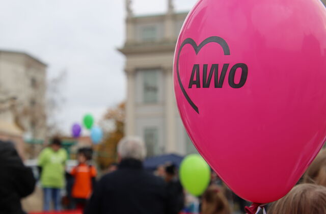 Luftballon mit der Aufschrift "AWO"