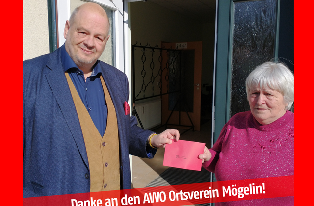 Ein Mann und eine Frau halten einen Brief in den Händen