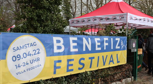 Blau-gelbes Banner an einem Zaun