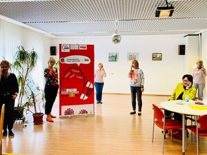 mehrere Personen in einem Raum