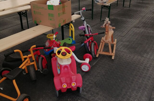 Foto von Kinderspielzeug in einem Zelt