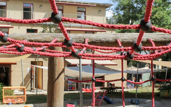 Spielplatz. Sandkasten, Klettergerüst.