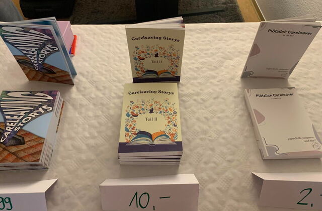 Buchverkauf. 3 Stapel mit Büchen mit jeweiligen Preis auf einem Tisch.