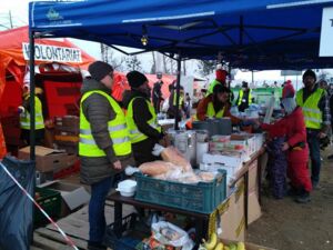 Station zur freien Essensausgabe für Flüchtlinge