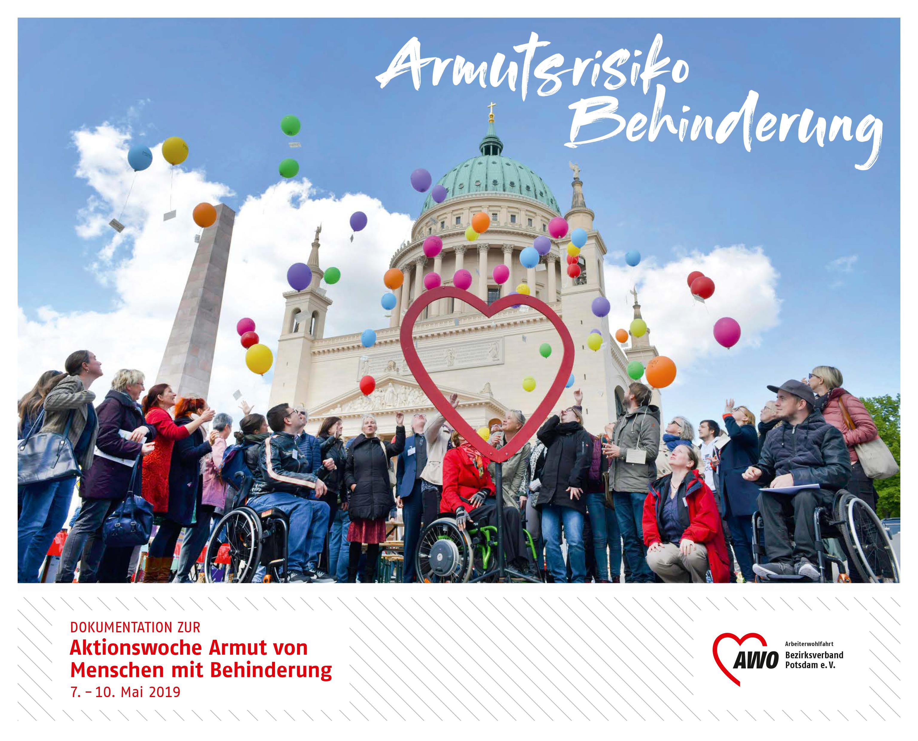Dokumentation zur "Aktionswoche Armut von Menschen mit Behinderung" - Viele Menschen mit und ohne Behinderung vor der Nikolaikirche in Potsdam, lassen bunte Luftballons steigen.