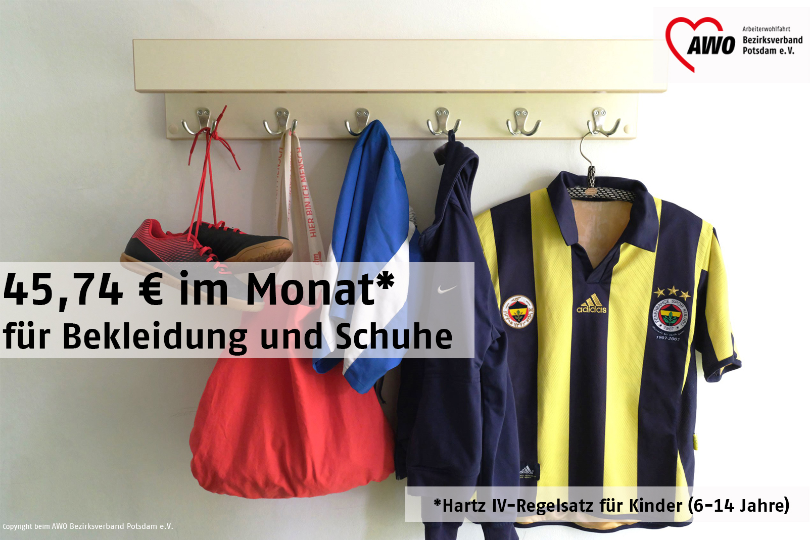 Wandgarderobe – 6 Haken, Turnschuhe, Turnbeutel, Jacke hängen daran. Text: 45,74 Euro im Monat (Hartz IV-Regelsatz für Kinder 6 - 14 Jahre) für Bekleidung und Schuhe.