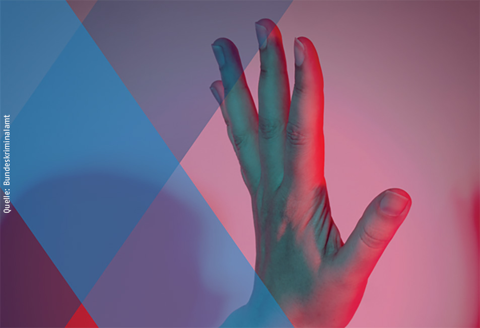 Erhobene Hand vor einem farblich gestalteten Hintergrund mit überlappenden geometrischen Flächen in Blau-, Violett- und Rosatönen.