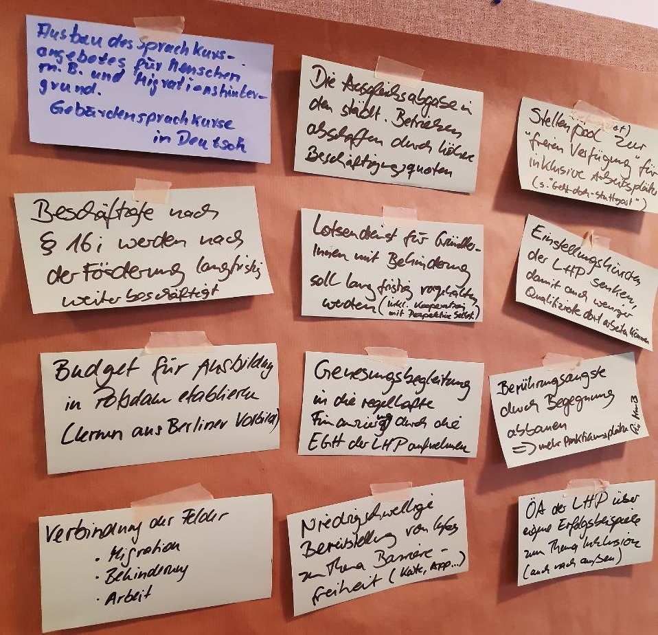 Pinnwand. Daran sind 12 Forderungen zur Teilhabe im Arbeitsleben geklebt.