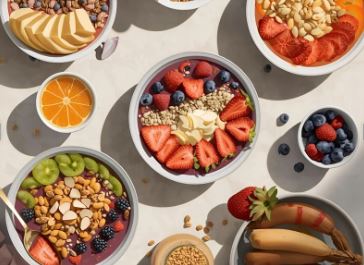 Das Bild zeigt verschiedene Schalen mit Joghurt und Obst