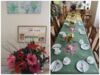 Collage 2 Bilder. 1. Bild ein Blumenstrauß, 2. Bild ein hübsch gedeckter Tisch