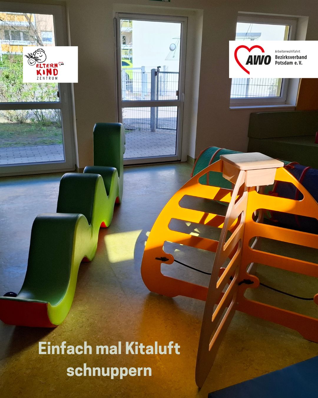 Ein Raum mit Kletterelemente. Ein Kletterelement ist grün und hat die Form einer Schlange
