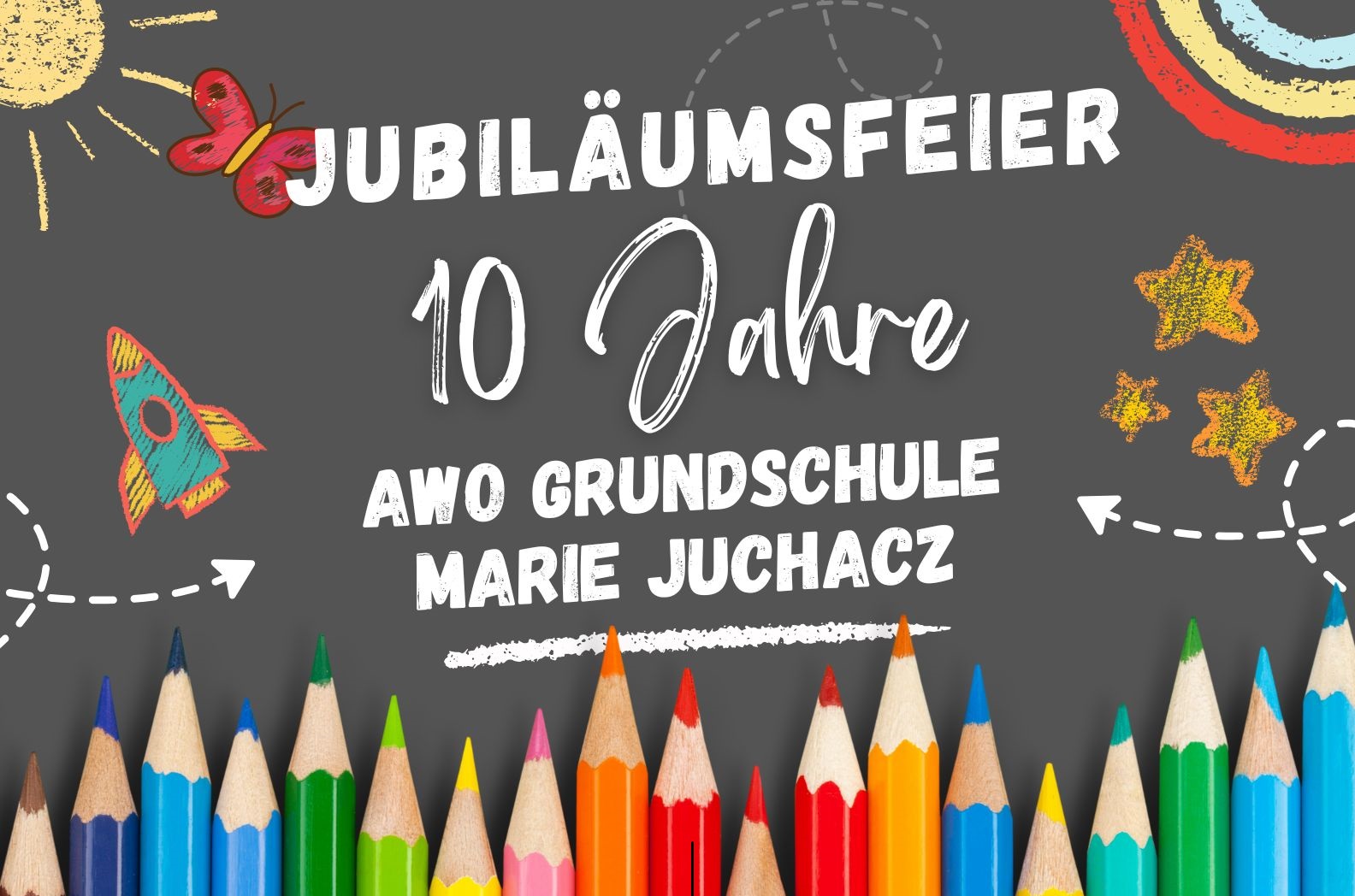 Auf einer Schultafel sind kleine bunte Kreidezeichnungen, dazwischen steht in weiß: Jubiläumsfeier 10 Jahre Grundschule Marie Juchacz;