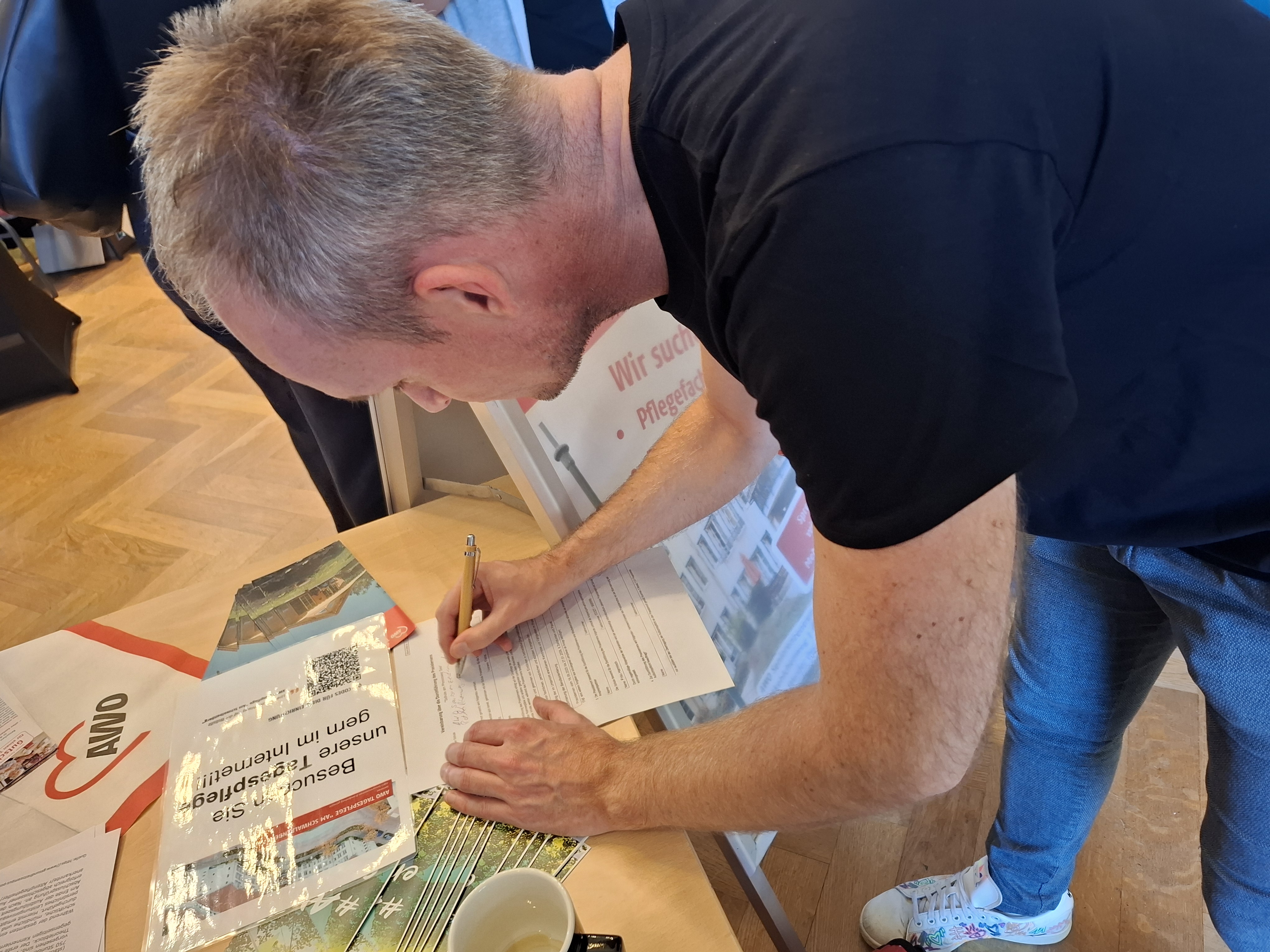 Unterzeichnung Praktikumsvertrag