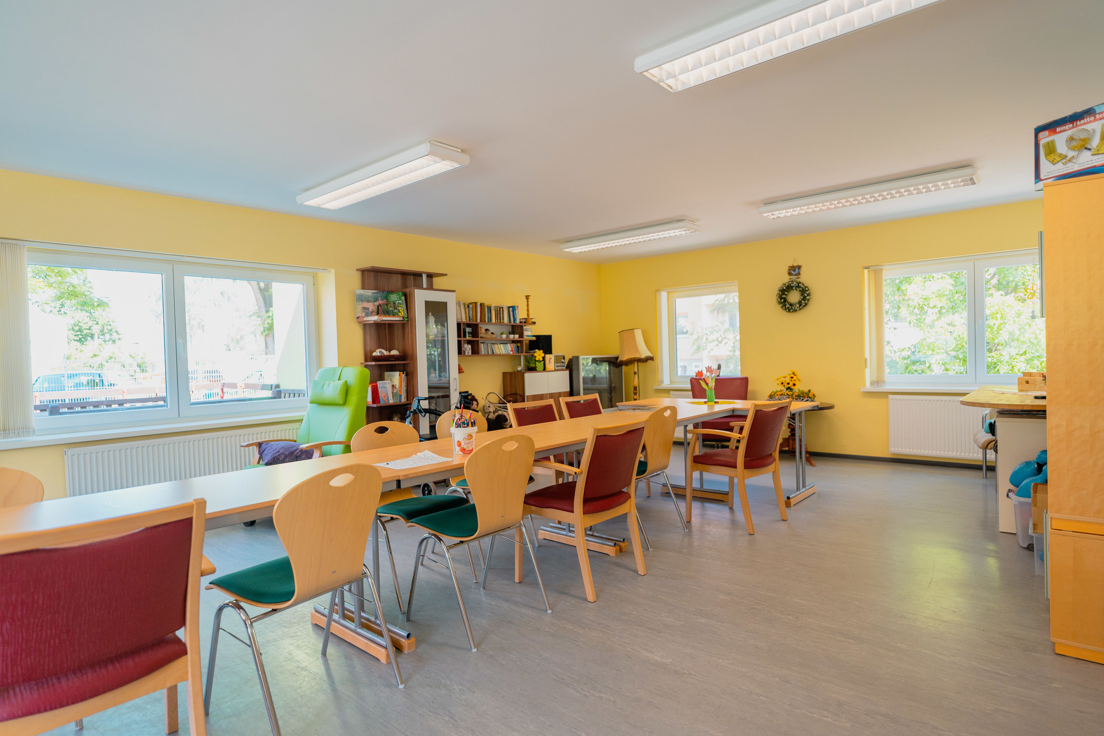 Raum mit Tischen und Stühlen