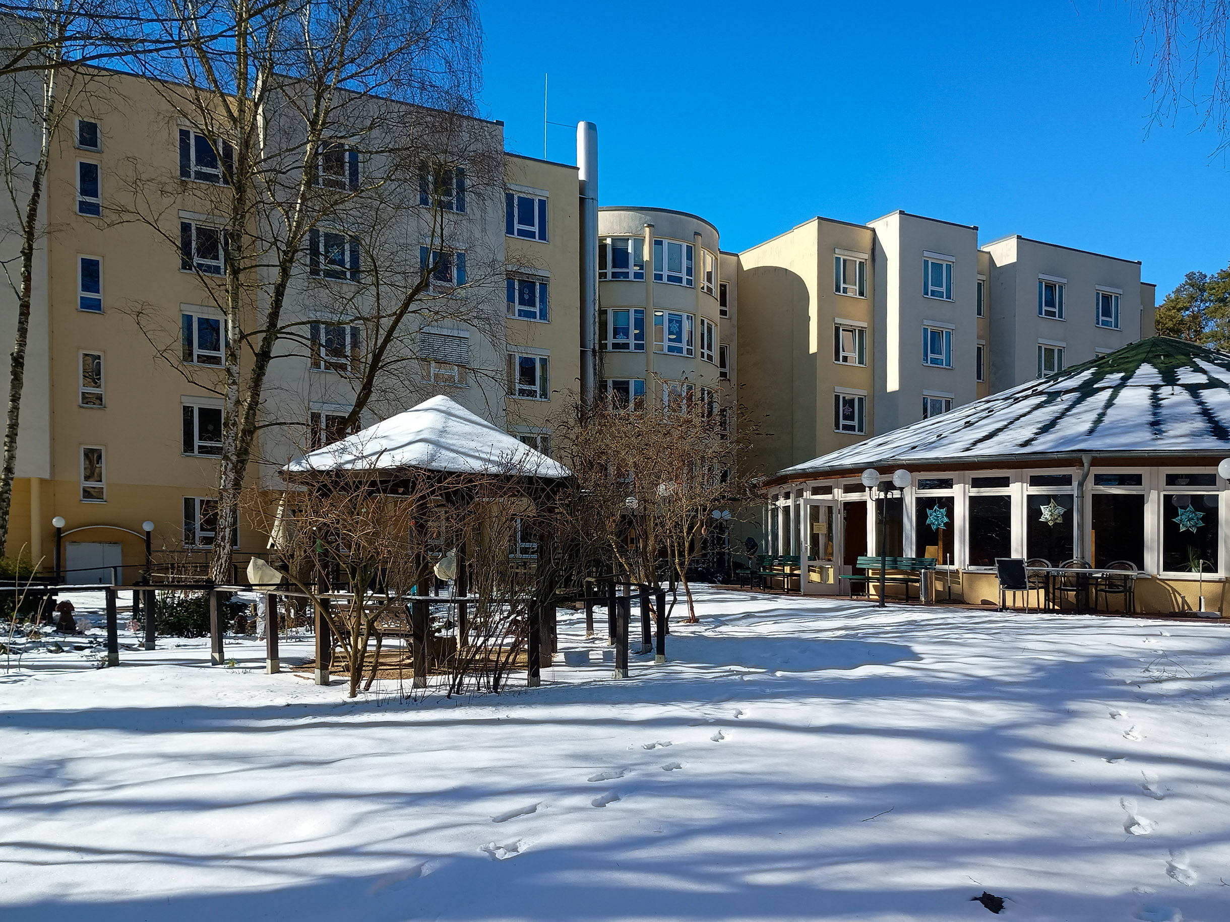 Gebäudekomplex. Davor alles schneebedeckt.