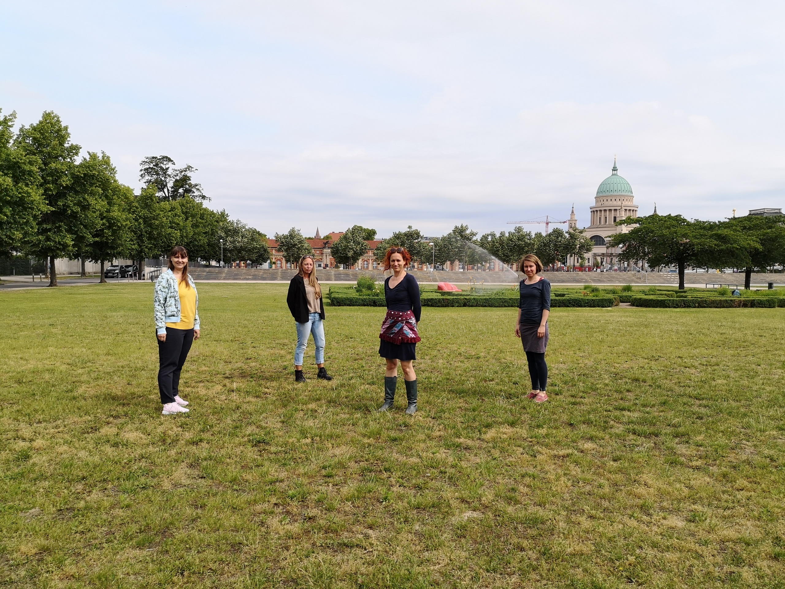 Vier Personen auf einer Wiese