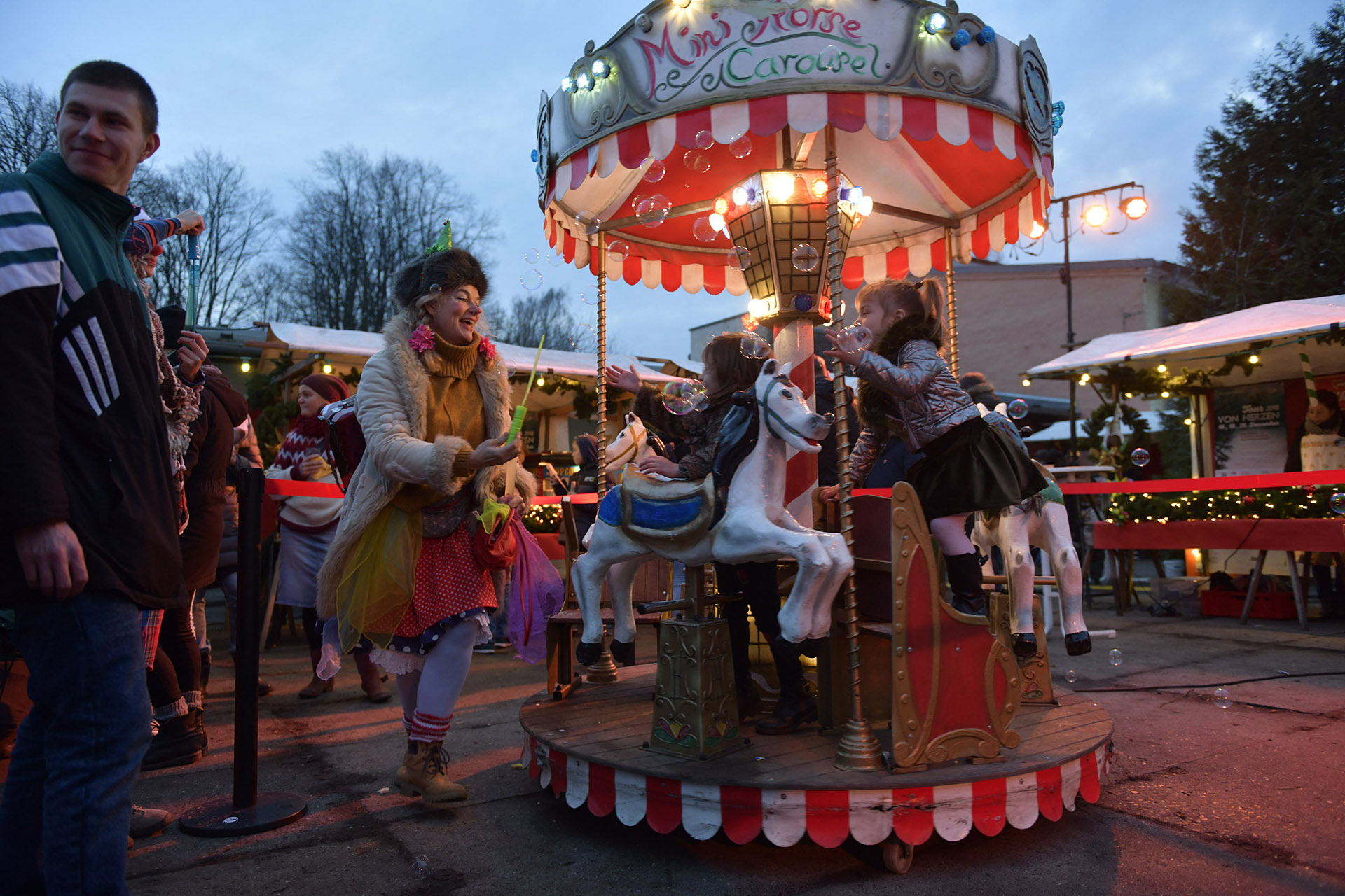 Karusell auf den VON HERZEN Weihnachtsmarkt