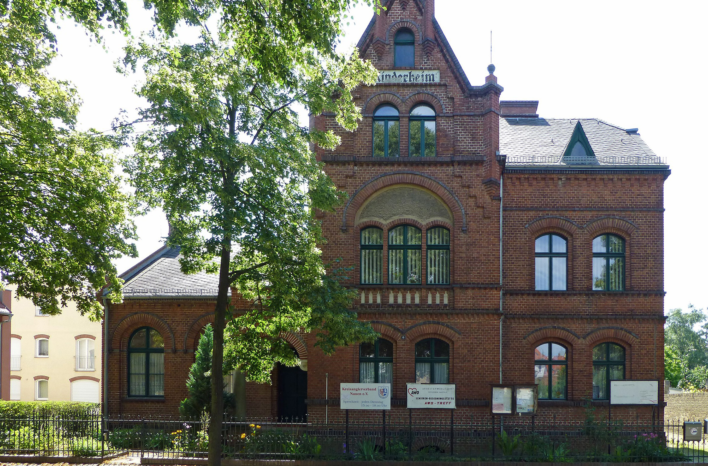 Historisches Gebäude aus roten Backstein.