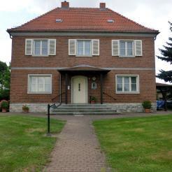 Haus mit Treppe zur Eingangstür.