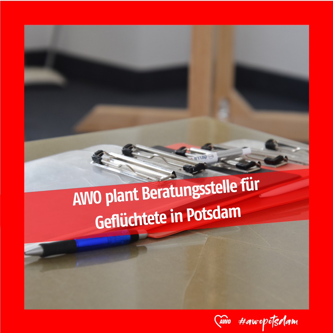 Bild von mehreren Klemmmappen mit einem Kugelschreiber davor und der Aufschrift: AWO plant Beratungsstelle für Geflüchtete in Potsdam