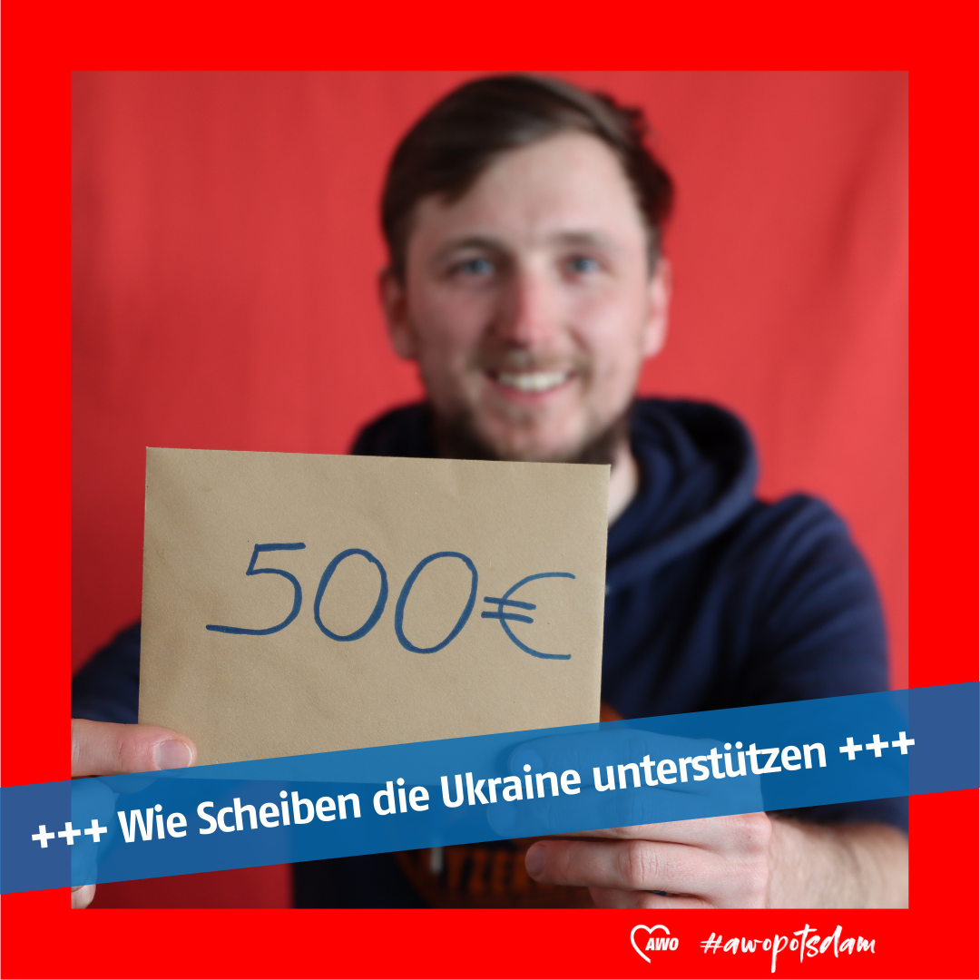 Ein Mann hält einen Briefumschlag hoch mit der Aufschrift: 500 Euro