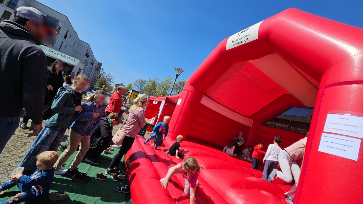 Rote Hüpfburg auf der Kinder spielen / toben.