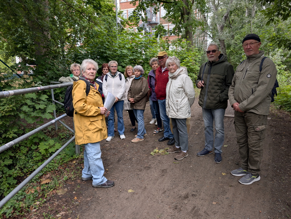 Gruppenfoto. Alle gucken zur Kamera. 12 Personen.