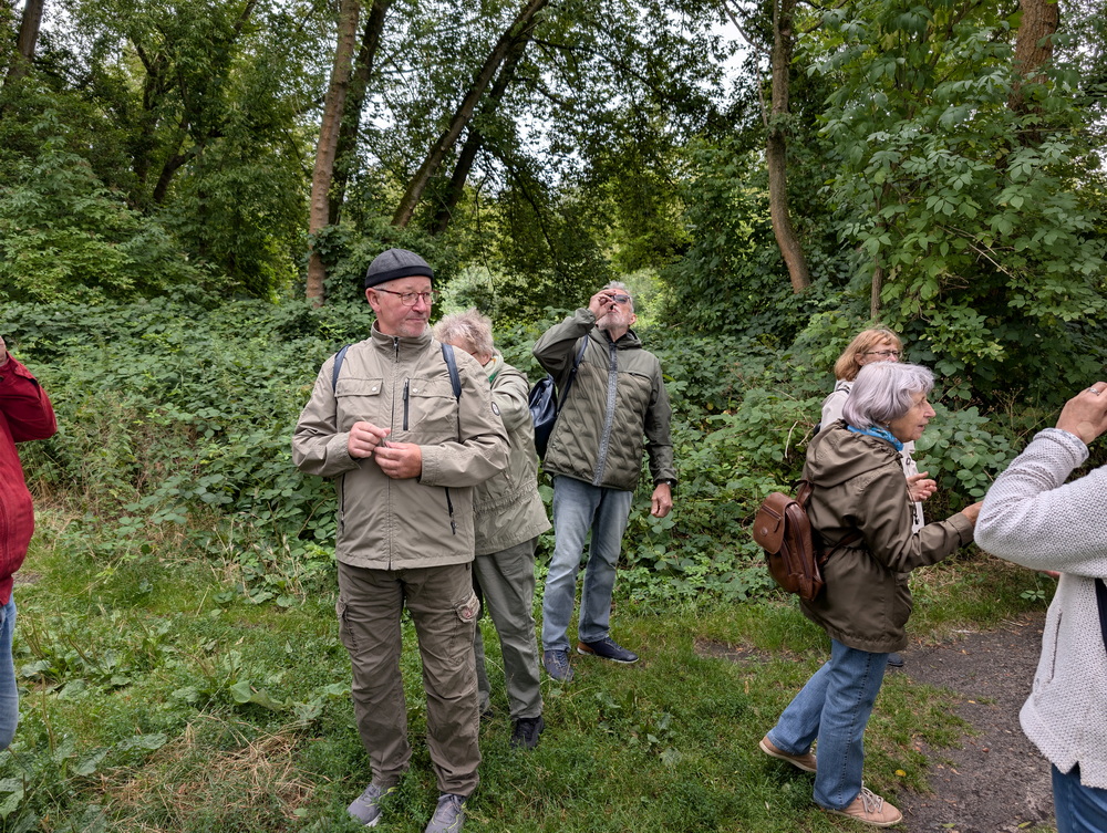 Wandergruppe rastet und genehmigt sich ein Schlückchen.